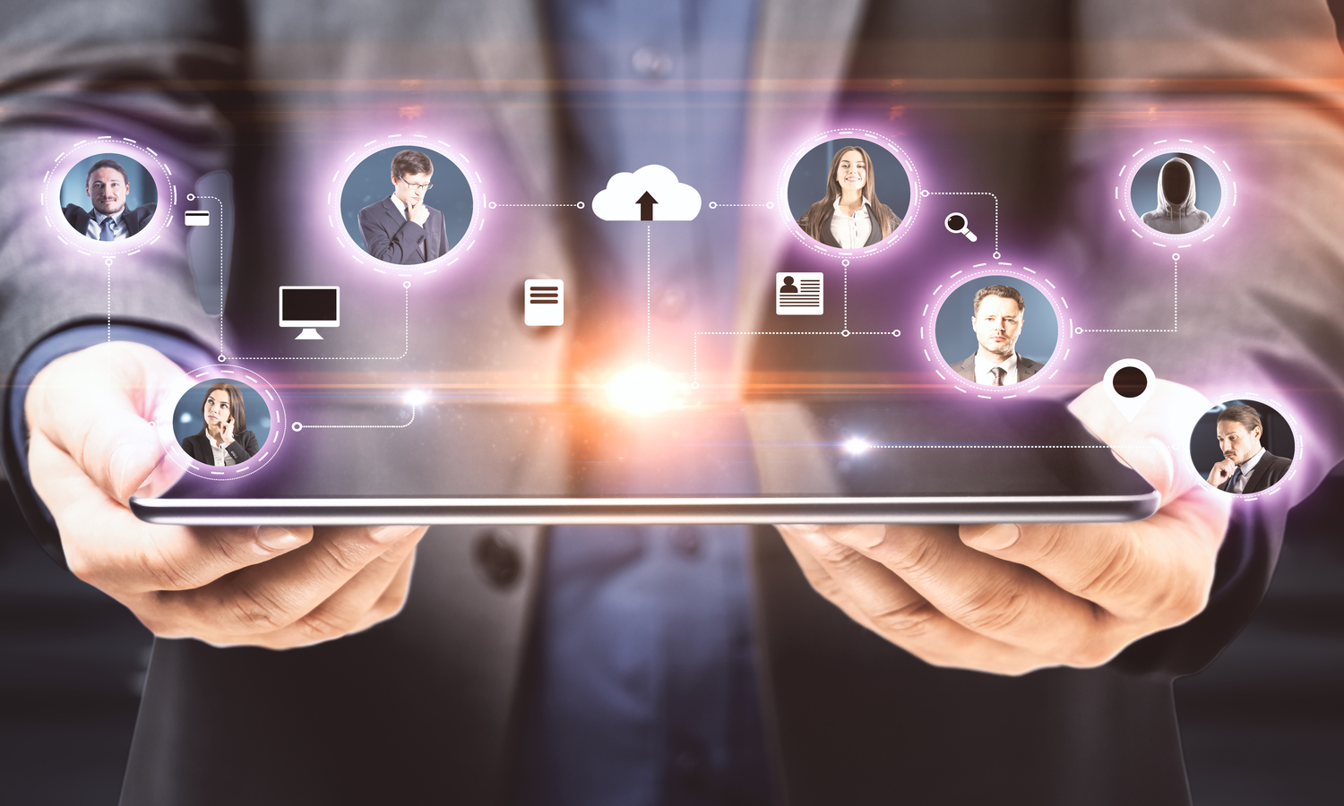 visao aproximada de uma tela digital expandindo as conexoes sobre ela idealizando Comunicação omnichannel