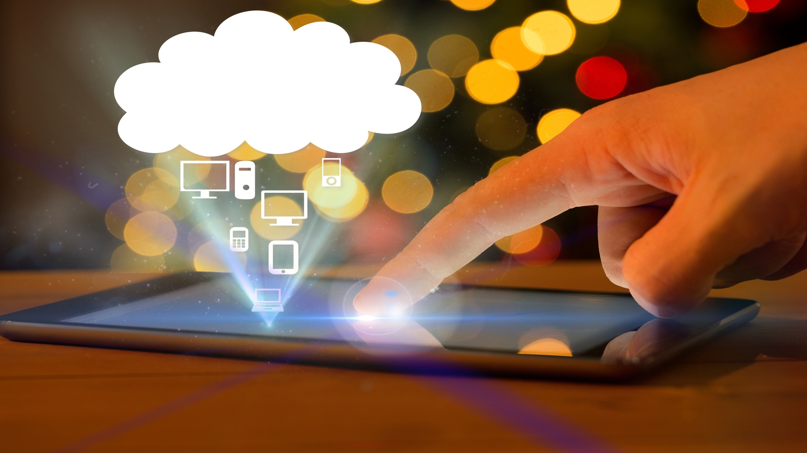 foco em mão tocando em um dipositivo( celular) que esta projetando um vovem com varias informaçoes representando Saiba o que avaliar antes de adotar uma solução de comunicação em nuvem e entenda como analisar segurança, integração, desempenho, custos e escalabilidade.