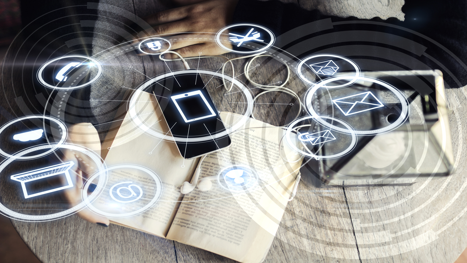celular com varios iconis supensos simbolizando as ferramentas de comunicação para equipes hibridas